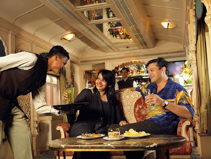 Madira: Lounge bar aboard the Golden Chariot