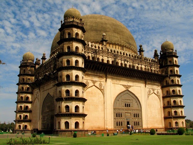 Places to Visit in Bijapur Gol Gumbaz in Bijapur, Karnataka
