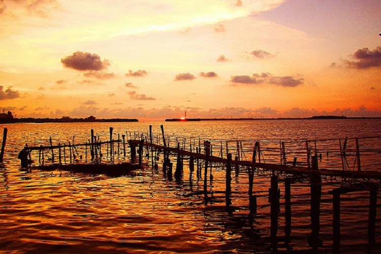 A view of the setting sun at Marine Drive