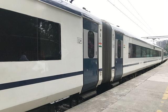 Vande Bharat Express: The train has an automatic system of opening and closing the door and the doors open only when the train is at the platform. The sliding footsteps help to reduce the gap between the train and the platform.